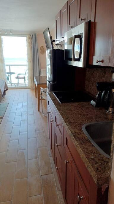 Oceanfront Miami Studiocondo Newly Renovated Sunny Isles Beach
