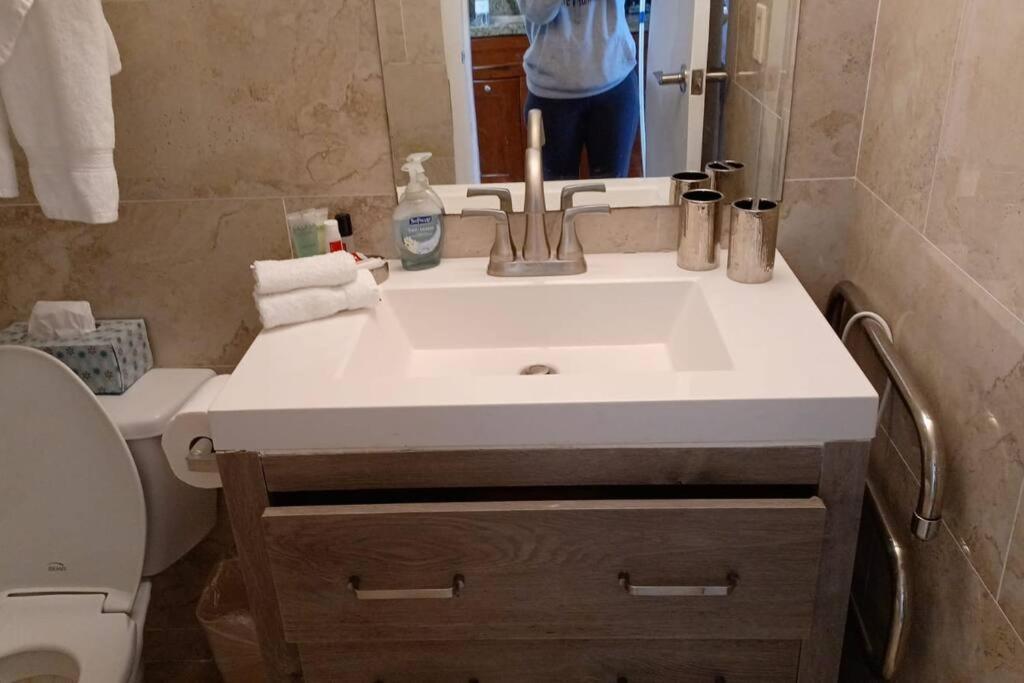 Oceanfront Miami Studiocondo Newly Renovated * Sunny Isles Beach